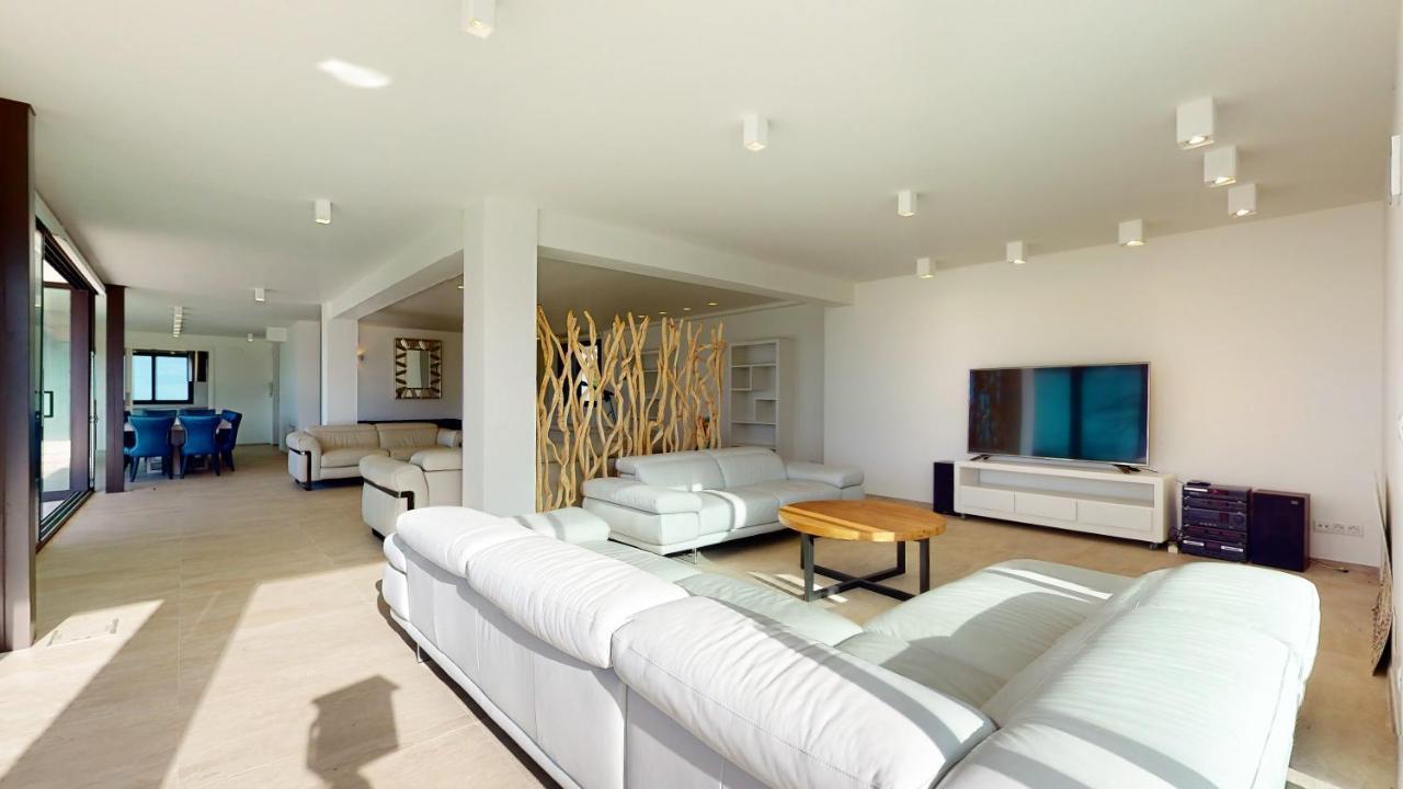 And Sea Villa *